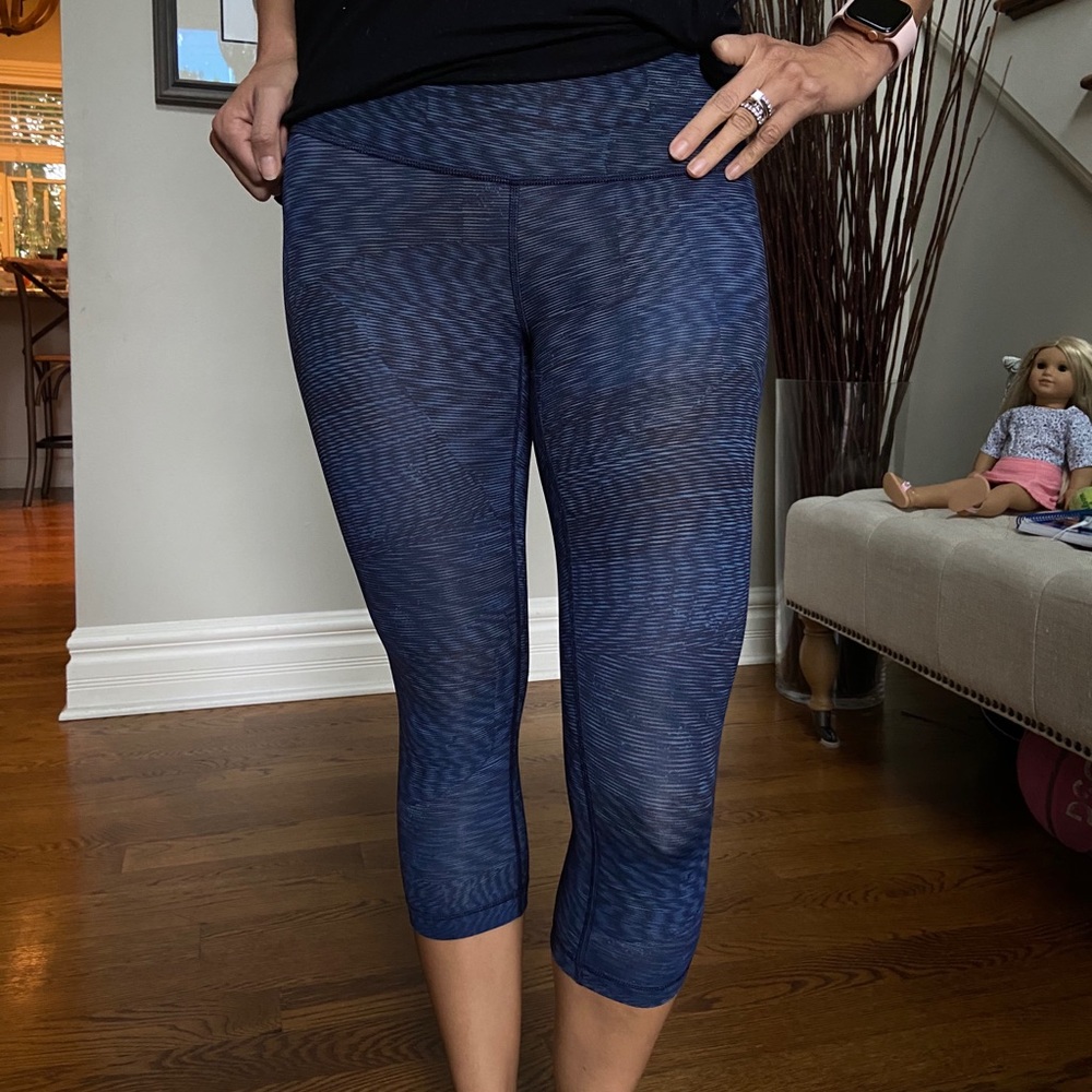 Lululemon Wunder Under crop leggings. Size 2.